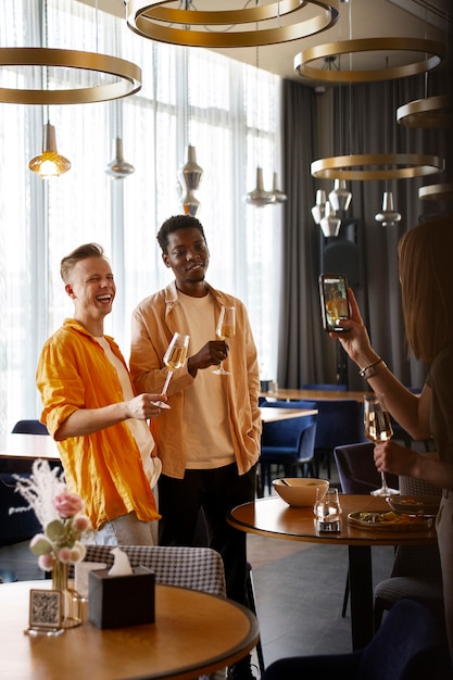 Foto gratuita grupo de amigos haciéndose fotos en un restaurante