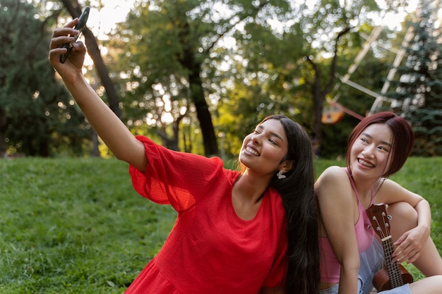 Grupo de amigos haciéndose un selfie en la rueda de la fortuna