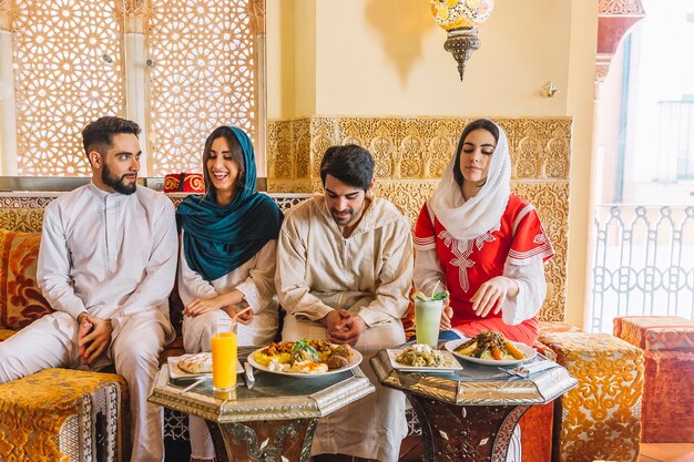 Grupo de amigos jóvenes musulmanes en restaurante