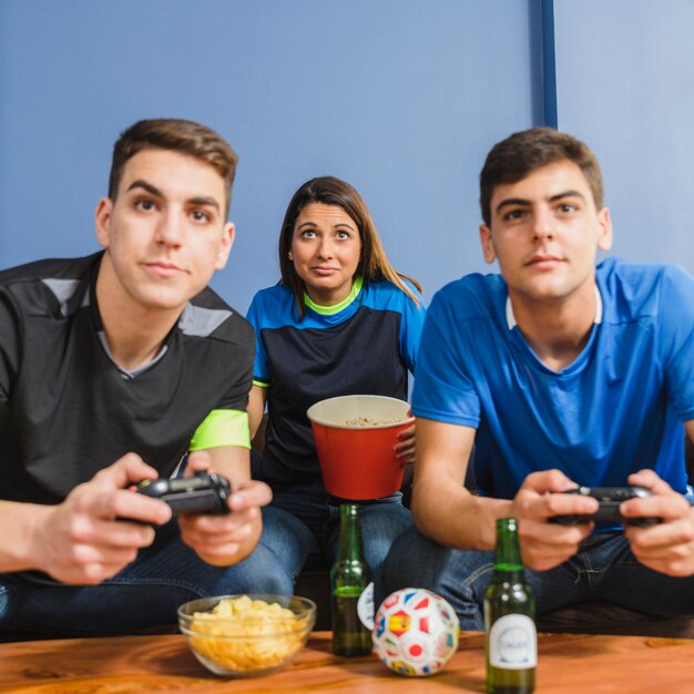 Grupo de amigos jugando en la consola