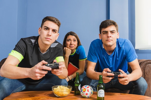 Foto gratuita grupo de amigos jugando en la consola