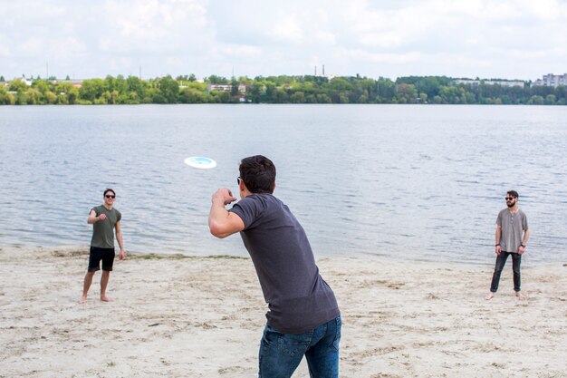 Grupo de amigos jugando frisbee