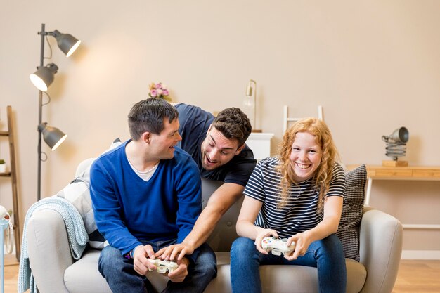 Grupo de amigos jugando videojuegos en casa