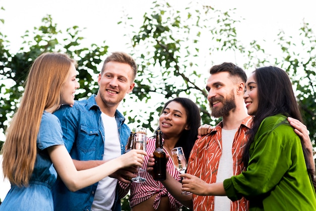 Grupo de amigos junto con bebidas