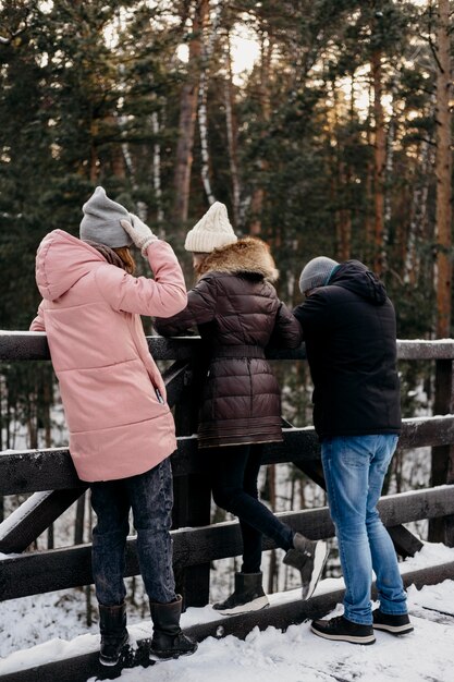 Grupo de amigos juntos al aire libre en invierno