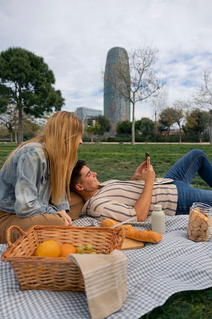 Grupo de amigos leyendo mensajes de celular