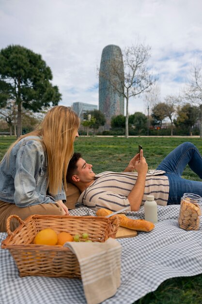 Grupo de amigos leyendo mensajes de celular