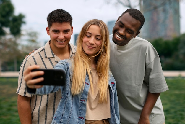 Foto gratuita grupo de amigos leyendo mensajes de celular