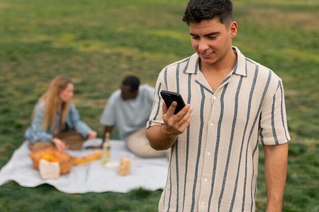 Grupo de amigos leyendo mensajes de celular