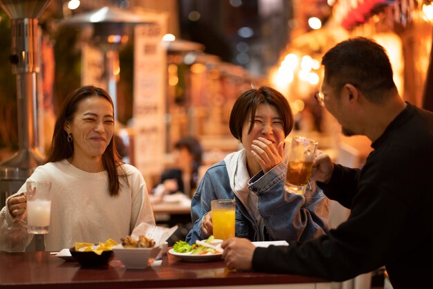 Grupo de amigos de mediana edad divirtiéndose por la noche