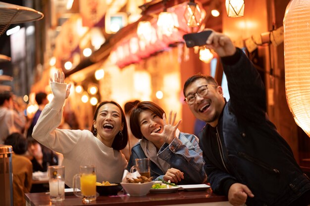 Grupo de amigos de mediana edad divirtiéndose por la noche