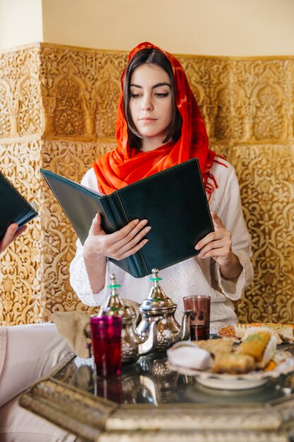 Grupo de amigos mirando a menú en restaurante arabe