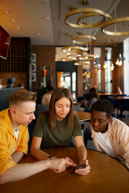 Grupo de amigos mirando el menú de un restaurante