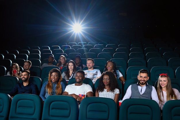 Grupo de amigos multiculturales en el cine.