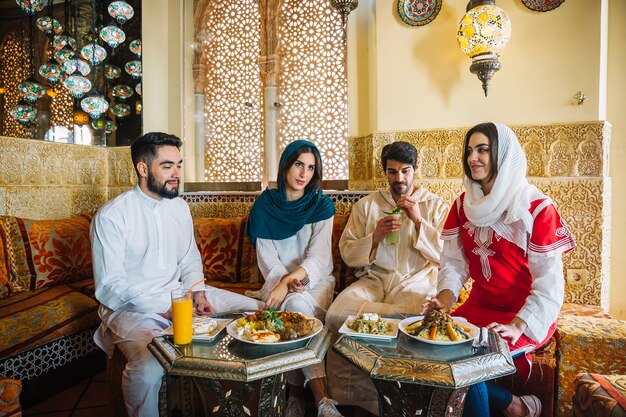 Grupo de amigos musulmanes en restaurante