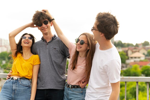 Grupo de amigos pasando tiempo juntos al aire libre en la ciudad