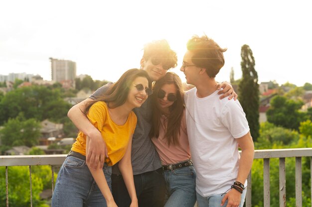 Grupo de amigos pasando tiempo juntos al aire libre en la ciudad