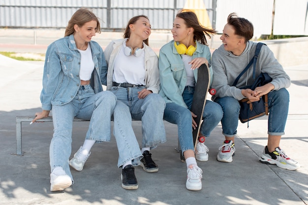 Foto gratuita grupo de amigos, pasar tiempo de calidad juntos al aire libre