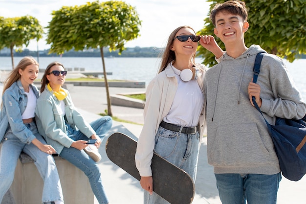 Grupo de amigos, pasar tiempo de calidad juntos al aire libre