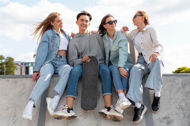 Grupo de amigos, pasar tiempo de calidad juntos al aire libre