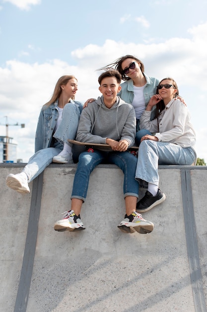 Grupo de amigos, pasar tiempo de calidad juntos al aire libre