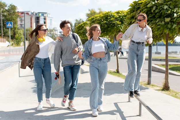 Grupo de amigos, pasar tiempo de calidad juntos al aire libre