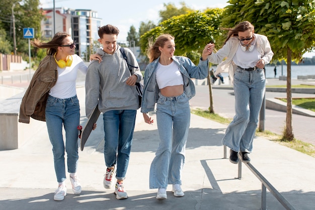 Foto gratuita grupo de amigos, pasar tiempo de calidad juntos al aire libre