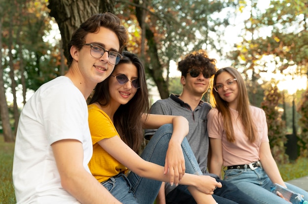 Grupo de amigos, pasar tiempo juntos al aire libre en el parque