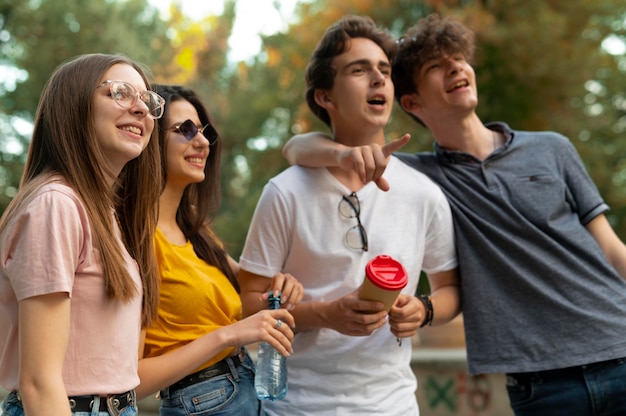 Grupo de amigos, pasar tiempo juntos al aire libre en el parque