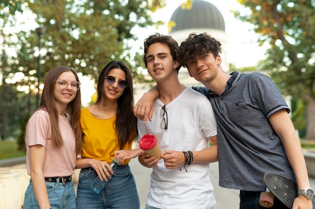 Grupo de amigos, pasar tiempo juntos al aire libre en el parque