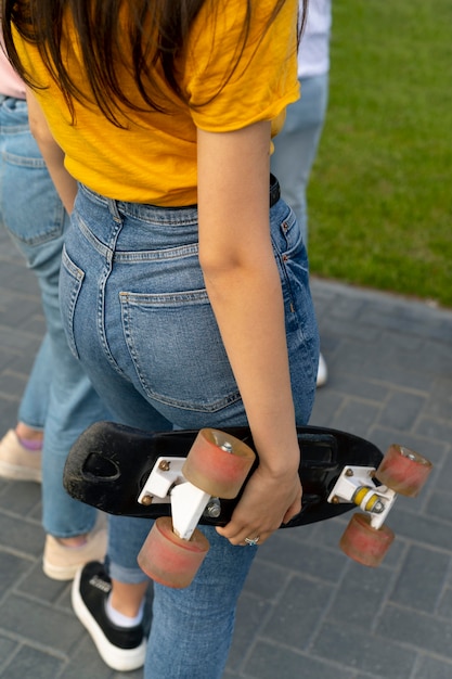 Foto gratuita grupo de amigos con patineta en la ciudad.