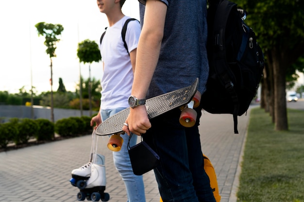 Grupo de amigos con patineta en la ciudad.