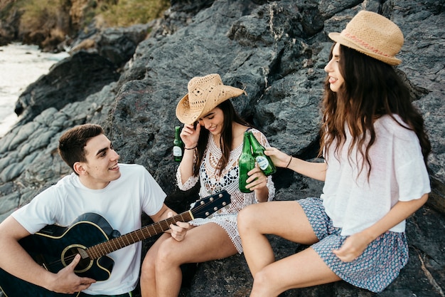 Foto gratuita grupo de amigos en la playa con guitara