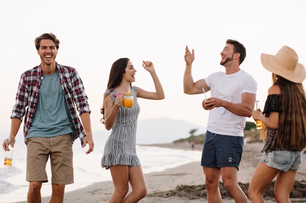 Grupo de amigos en la playa