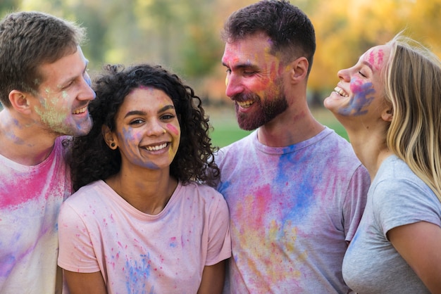 Grupo de amigos posando cubiertos de color