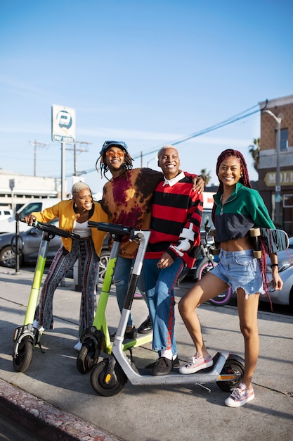 Grupo de amigos posando en scooters eléctricos afuera de la ciudad