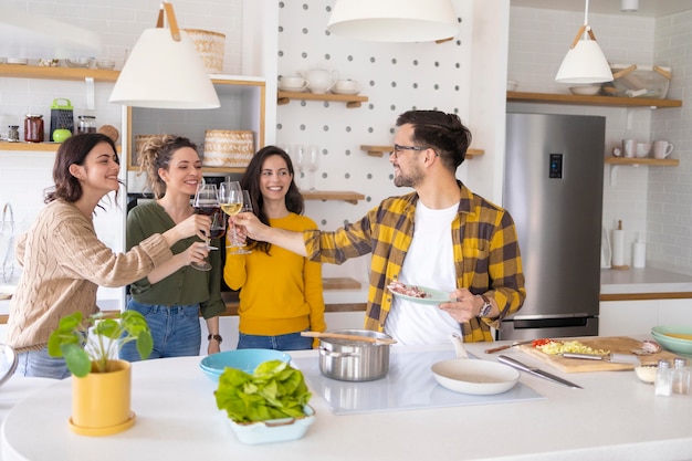 Grupo de amigos preparando comida en la cocina