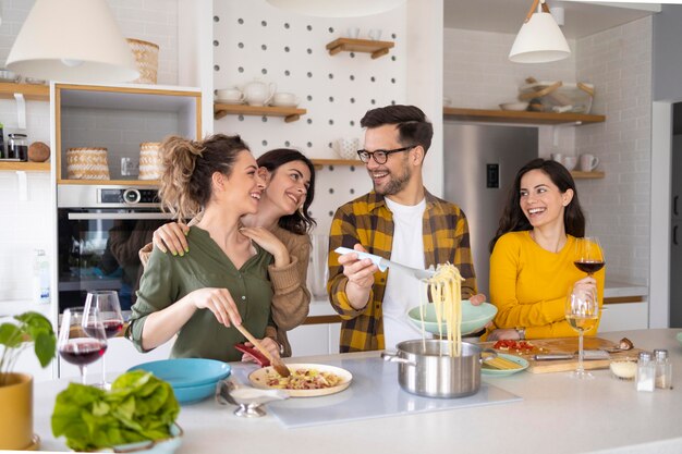 Grupo de amigos preparando comida en la cocina