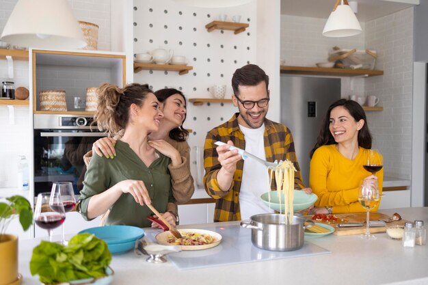 Grupo de amigos preparando comida en la cocina