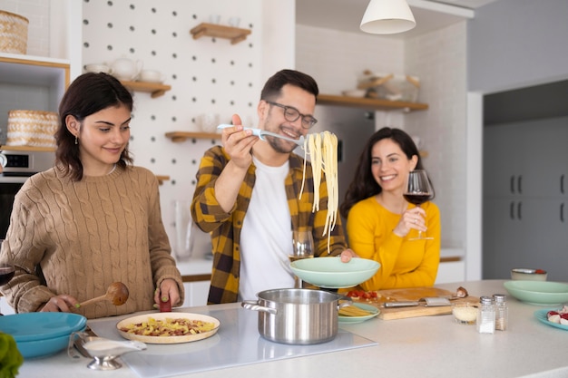 Grupo de amigos preparando comida en la cocina