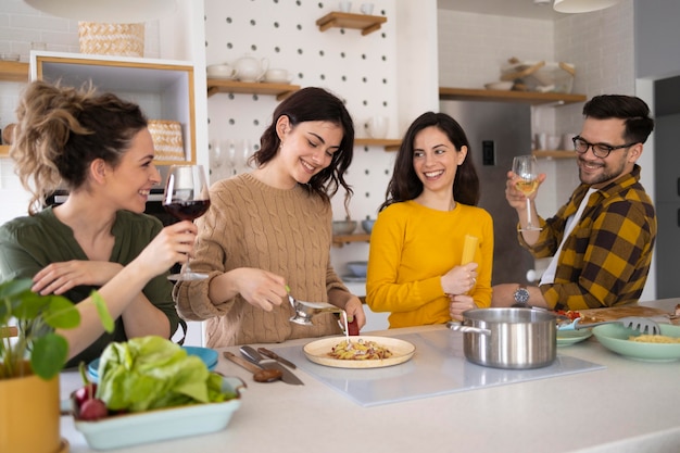 Grupo de amigos preparando comida en la cocina