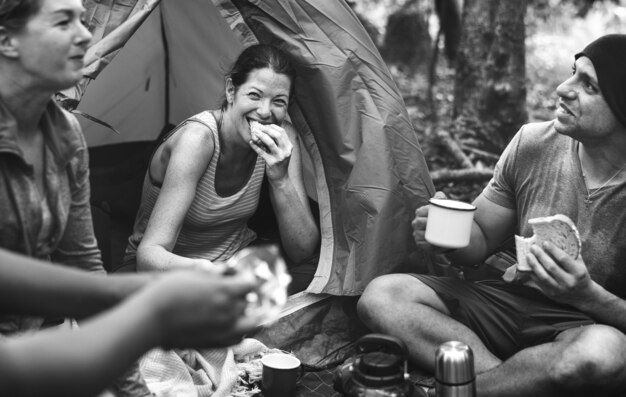 Grupo de amigos que acampan en el bosque