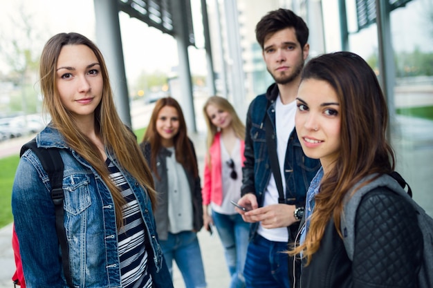 Grupo de amigos que se divierten en la calle después de la clase.