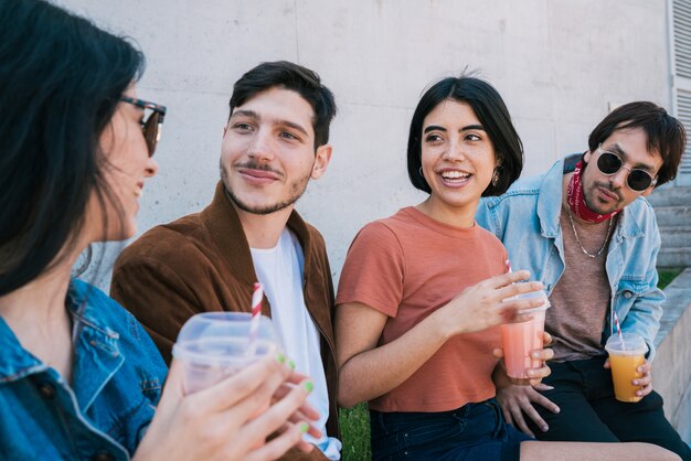 Grupo de amigos que se divierten juntos.