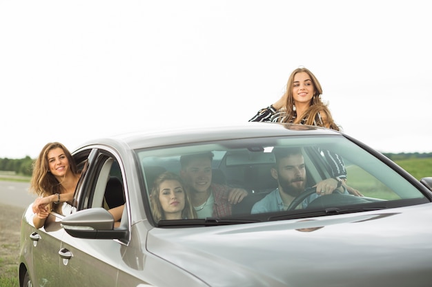 Grupo de amigos que se divierten en el viaje por carretera