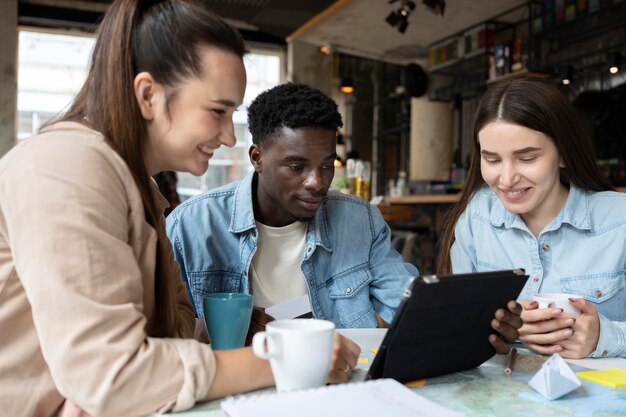 Grupo de amigos que planean un viaje en un café