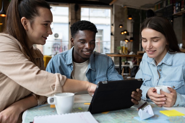 Grupo de amigos que planean un viaje en un café