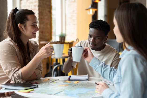 Grupo de amigos que planean un viaje en un café