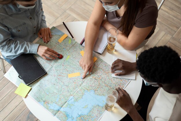 Grupo de amigos que planean un viaje en un café