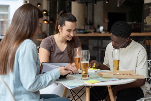 Grupo de amigos que planean un viaje en un café